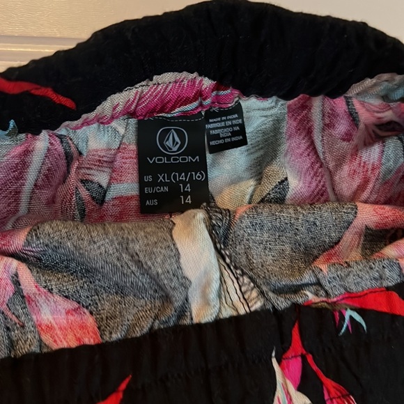 Girls Volcom floral black hawaiian print shorts XL - Picture 3 of 3